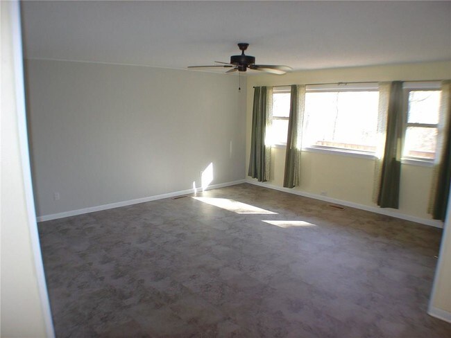 Building Photo - 4 Brentwood Dr
