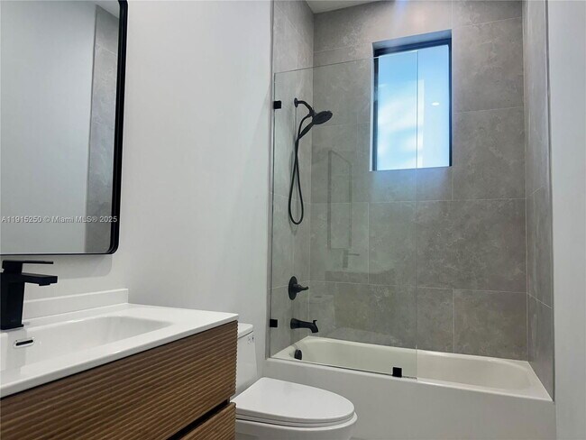 Foto del edificio - 119 NE 118th St