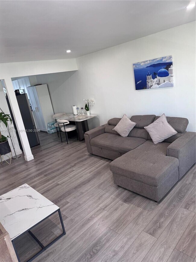 Foto del edificio - 8550 Byron Ave