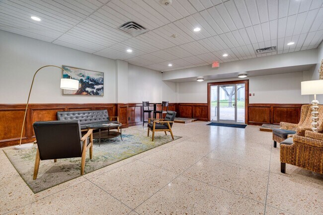 Building Photo - DOWNTOWN MID RISE - 1BD/1BA -  ALL BILLS PAID - GATED - RESERVED PARKING - $1395