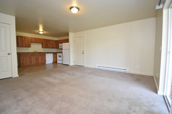 Foto del edificio - 2nd Floor 2 Bed 1 Bath in a Great Central Location! Nice Large Deck Close to Everything