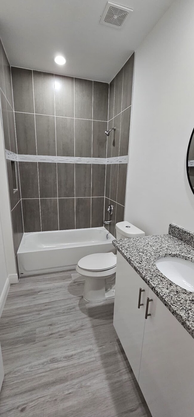 Building Photo - 611 Greenbriar Blvd