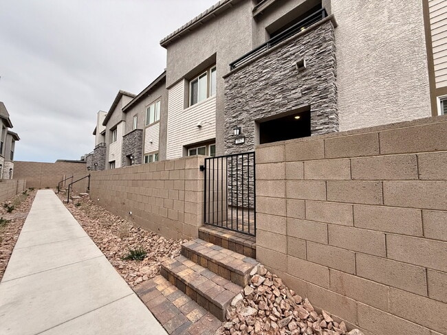 Building Photo - 3 BED 2.5 BATH 2 BALCONY 2 CAR GARAGE TOWNHOUSE IN HENDERSON FOR RENT!!