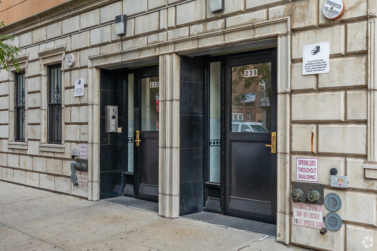 Building Photo - 233-235 Montrose Ave