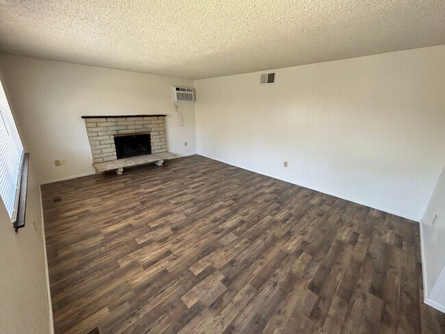 Building Photo - 1216-1218 E Sanson