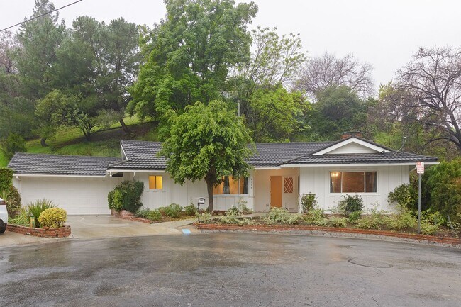 Building Photo - Stunning 3-Bedroom Home Nestled in the Tra...