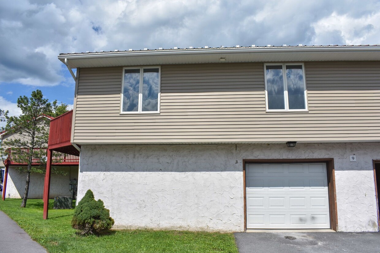 Primary Photo - 2 Bedroom in Jersey Shore with 1 Car Garage!