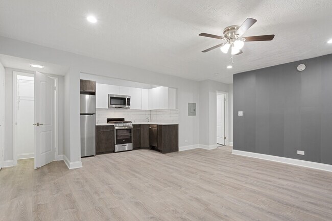 Foto del edificio - 7606 N Eastlake Terrace