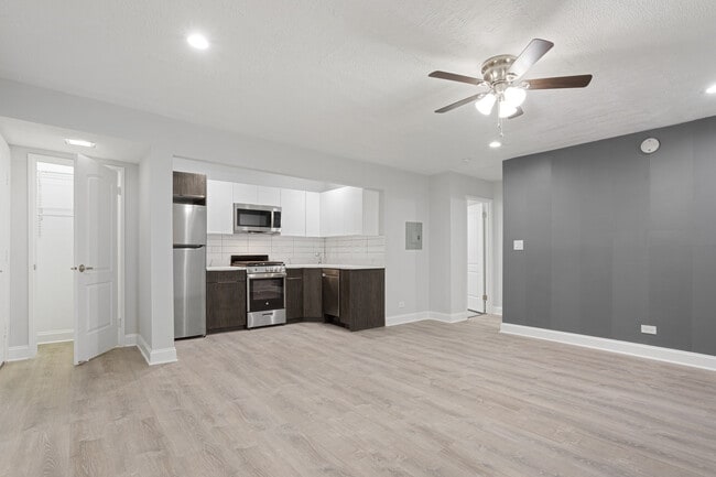 Building Photo - 7606 N Eastlake Terrace