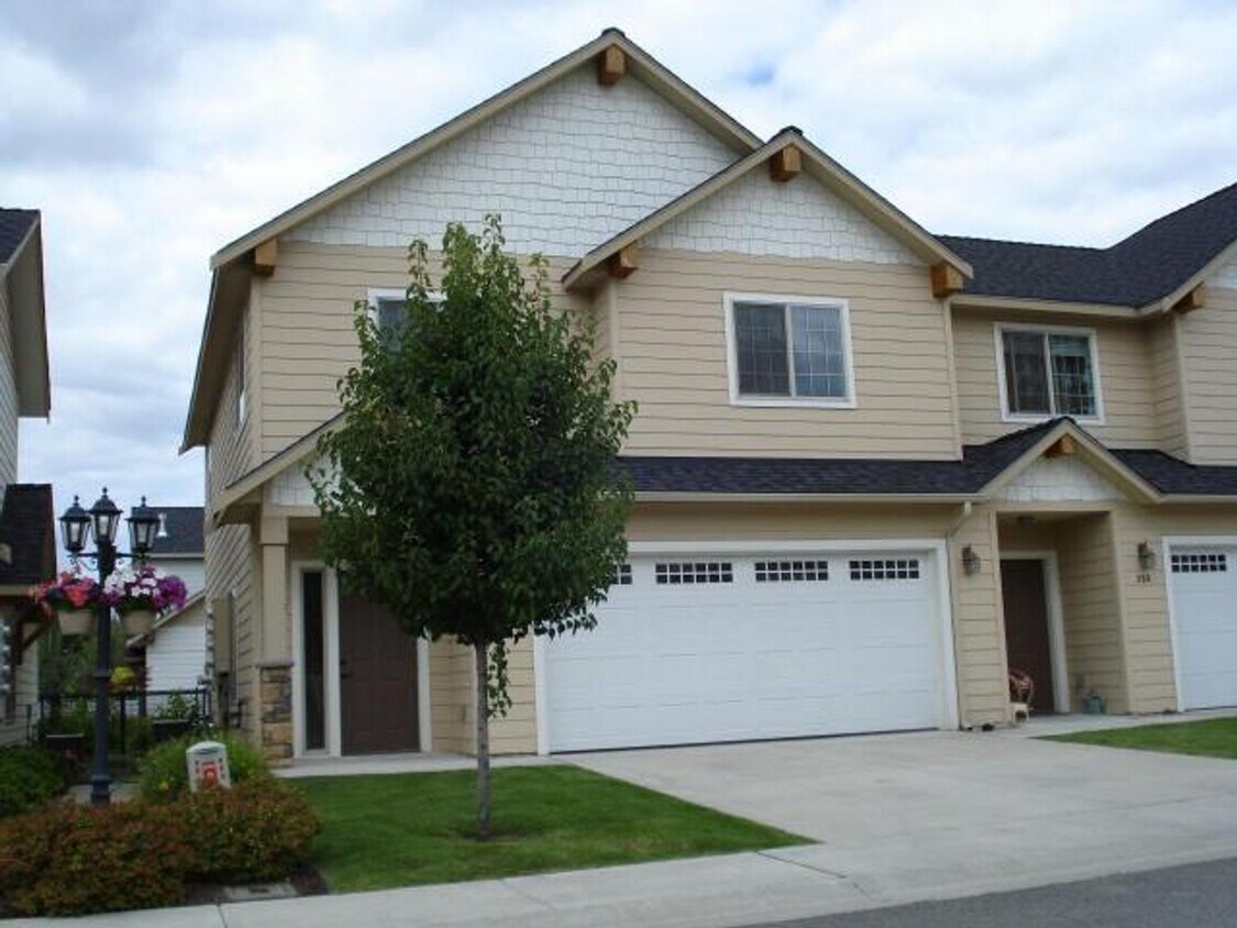 Primary Photo - Willow Lake Loop Townhome