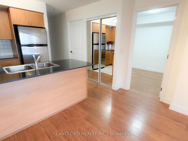 Photo du bâtiment - 1070 Sheppard Ave W