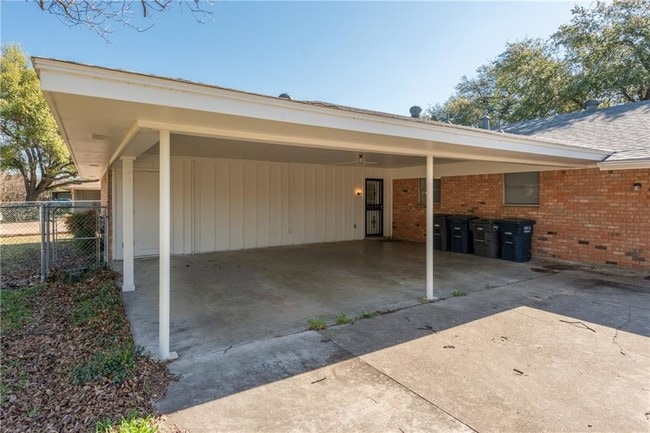 Building Photo - 4818 South Dr