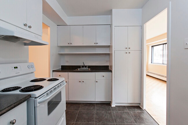 Building Photo - 5745 Ch De La Côte-Saint-Luc