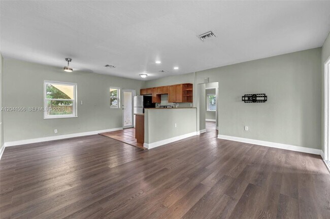Foto del edificio - 421 NW 105th St