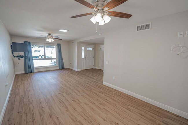 Foto del edificio - COMING SOON! 55+ Friendly Valley Community...