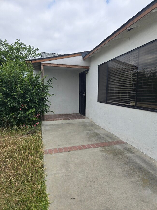 Entrance / Walkway - 14510 Placid Dr