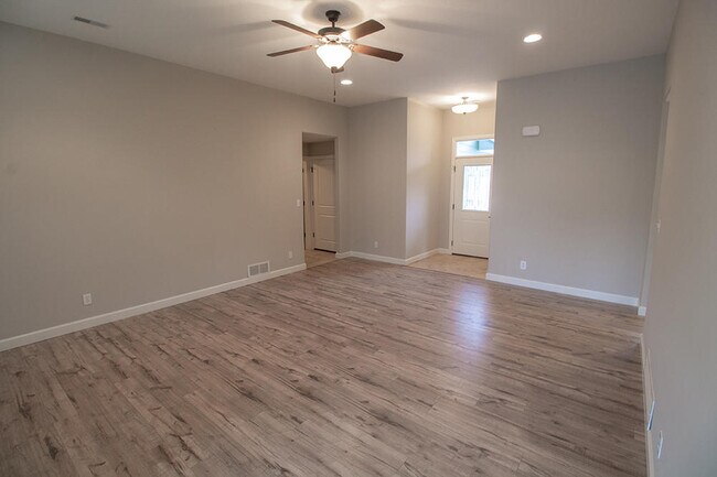 Foto del edificio - 7410 Oakley Dr