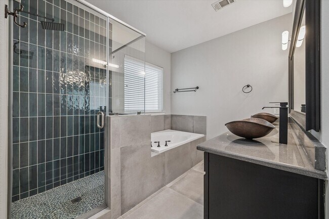 Foto del edificio - 1544 W 23rd St