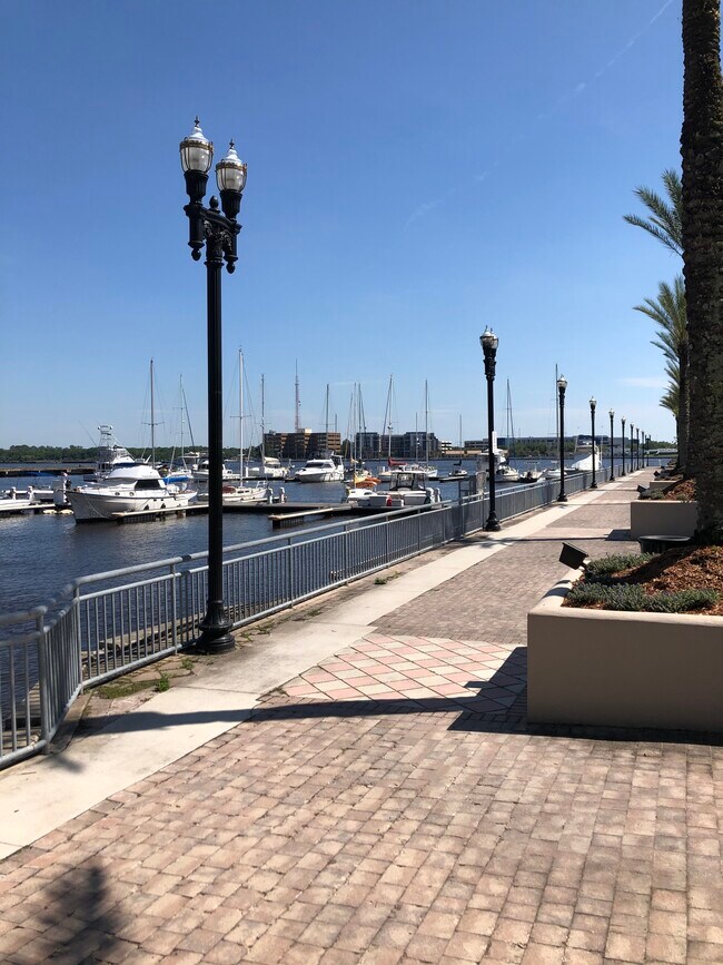 Foto del edificio - 420 E Bay St