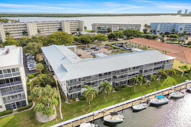 Foto del edificio - 37 Yacht Club Dr