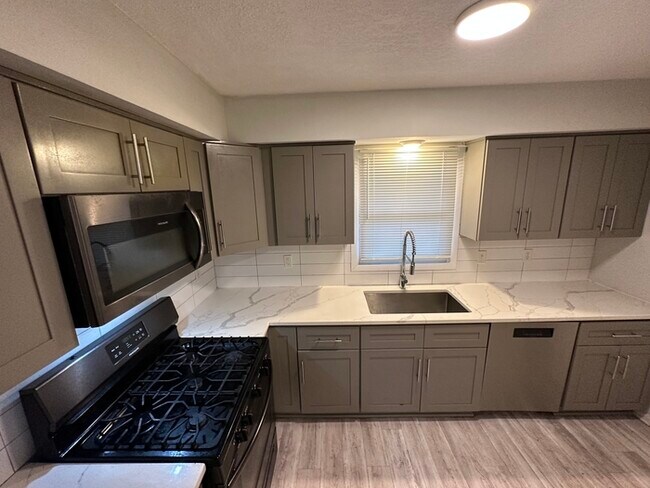 Building Photo - MODERN AND RENNOVATED HOME FOR RENT IN COL...