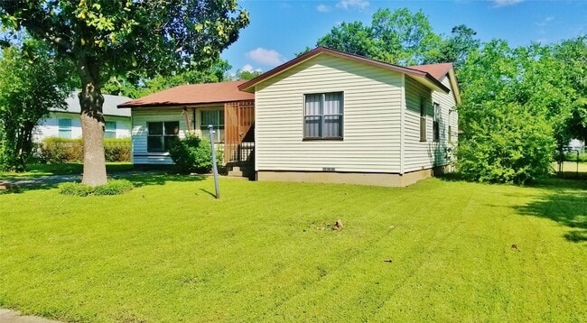 Building Photo - 12116 Hoblitzelle Dr