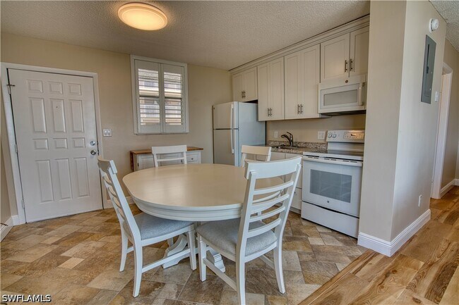 Foto del edificio - 5500 Bonita Beach Rd SW