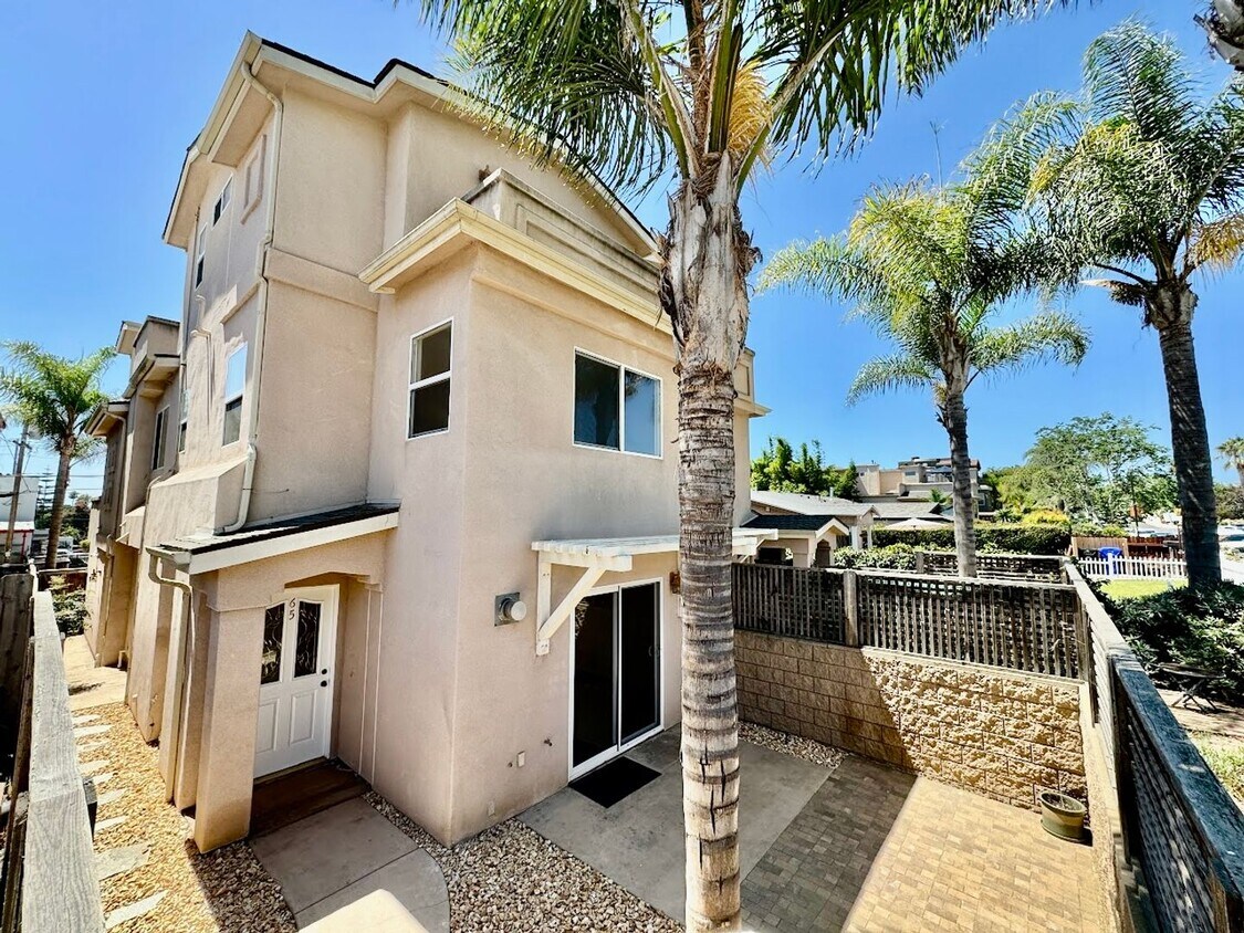 Primary Photo - Stunning 3-Bedroom, 3.5-Bath Townhouse in ...