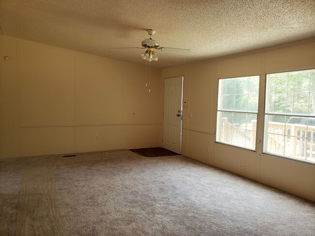 Building Photo - 4 bedroom Mobile Home