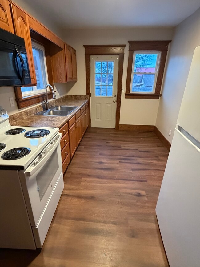 Building Photo - 1056 W 21st St