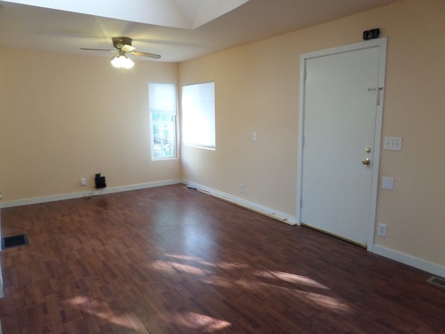 Building Photo - Super Cute & Renovated 3-Bedroom Cottage i...