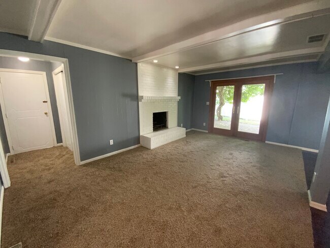 Building Photo - 113 Country Club Ct