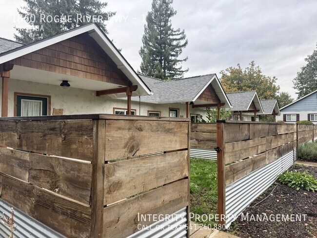 Foto del edificio - 1860 Rogue River Hwy