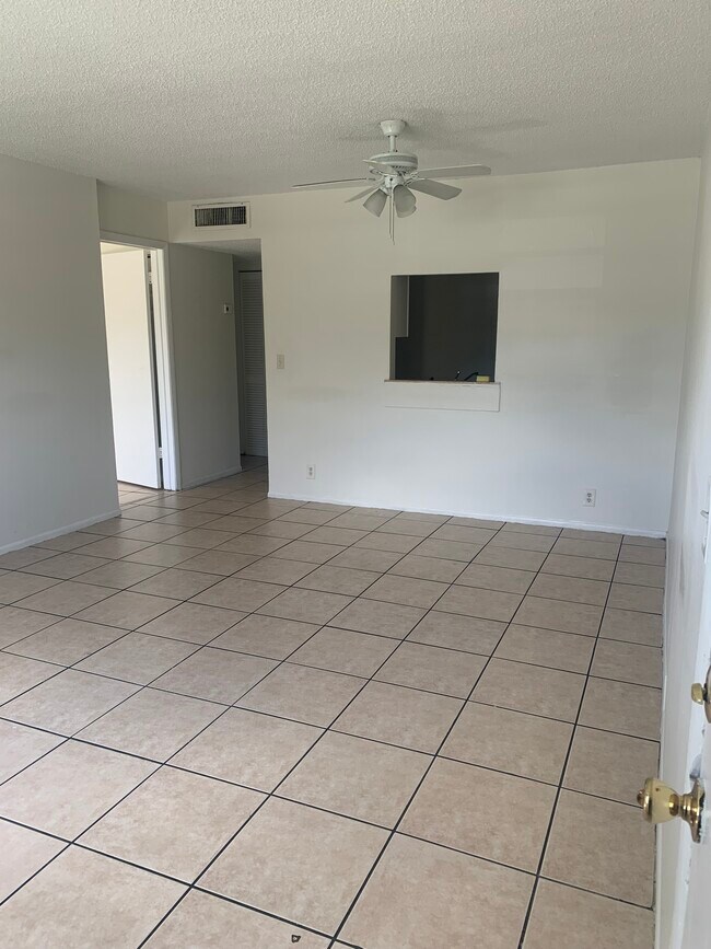 Building Photo - 4240 Woodside Dr