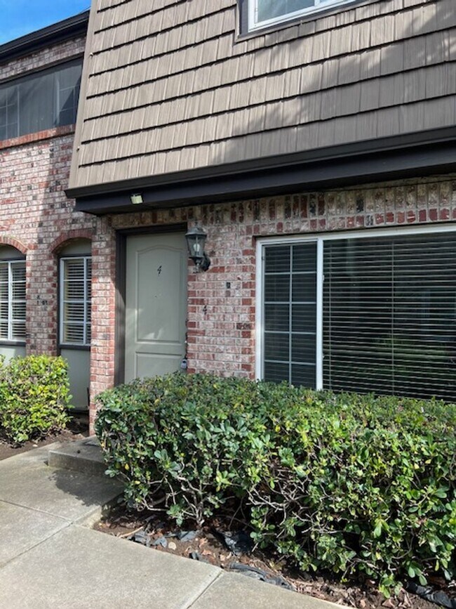 Foto del edificio - Beautiful 3 Bedroom and 1.5 Bathroom Condo $2,195.00 Available Now