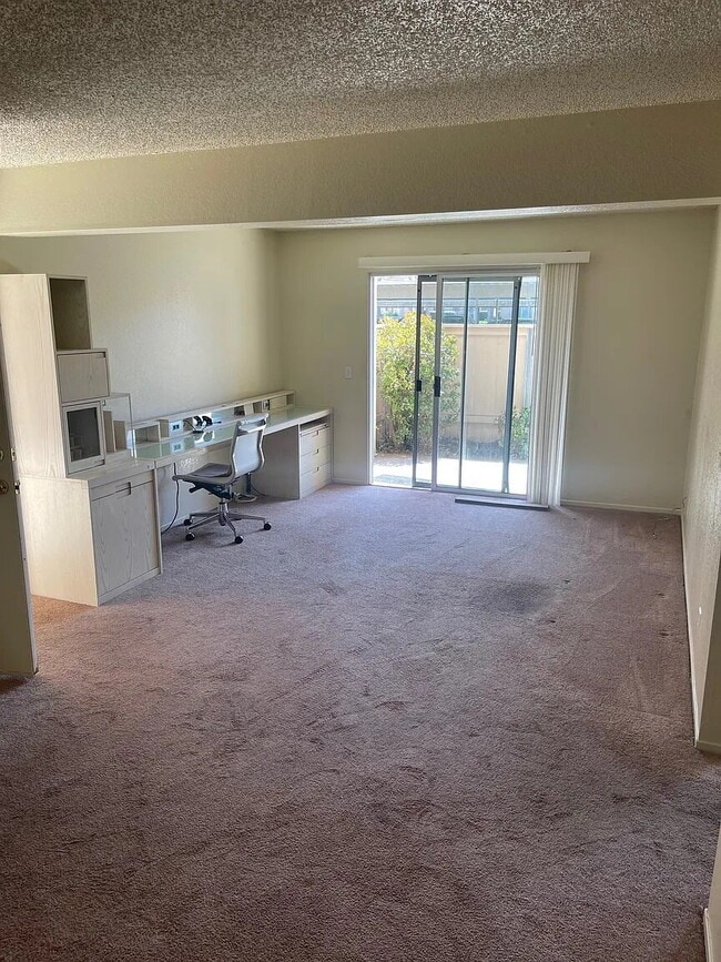 Building Photo - Condo in Las Palmas community
