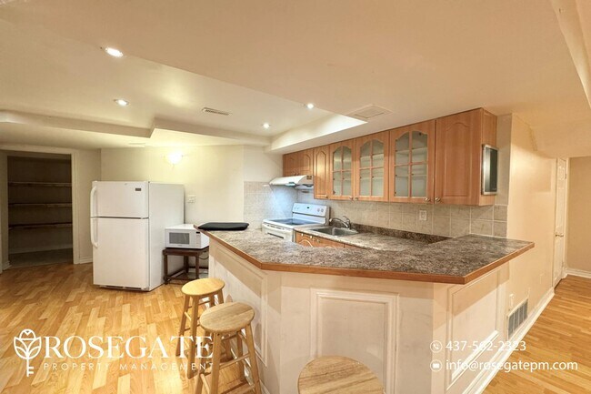 Photo du bâtiment - Renovated 2-Bedroom Lower Unit | 800 Sq Ft...