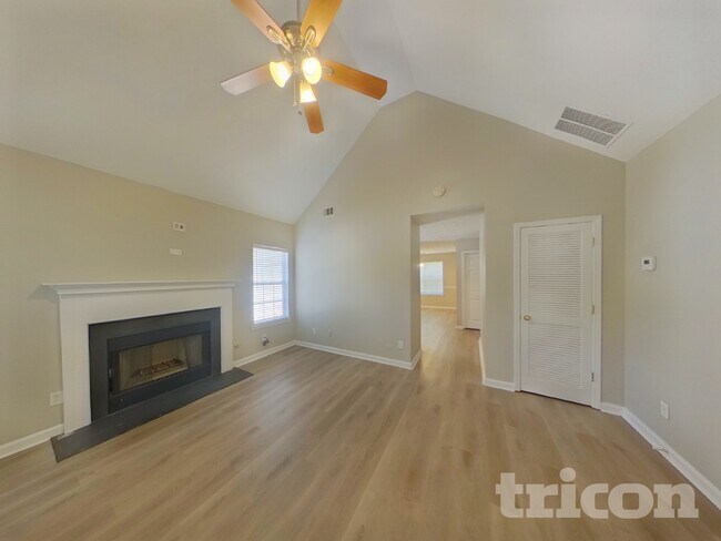 Foto del edificio - 169 Floresta Dr