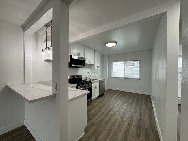 Interior Photo - 5725-29 Vineland Ave
