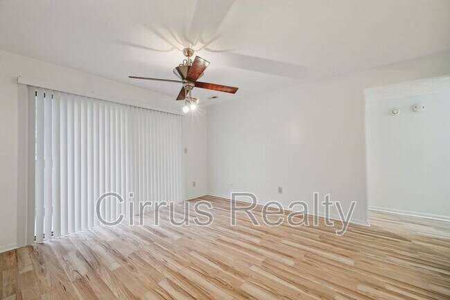 Foto del edificio - 124 Wells Ct