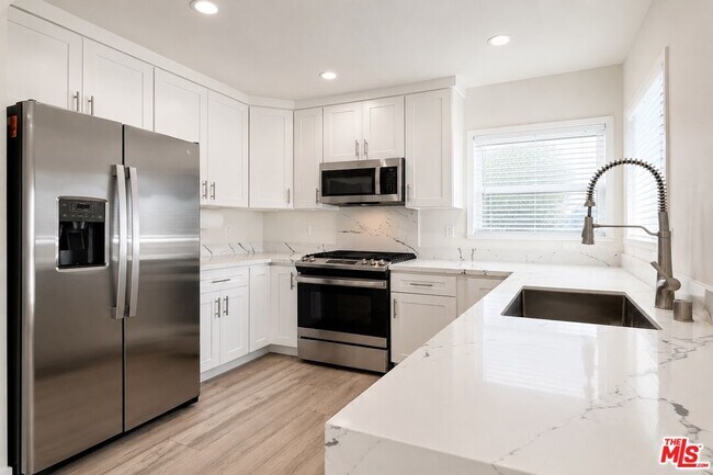 Foto del edificio - 5250 Whitsett Ave