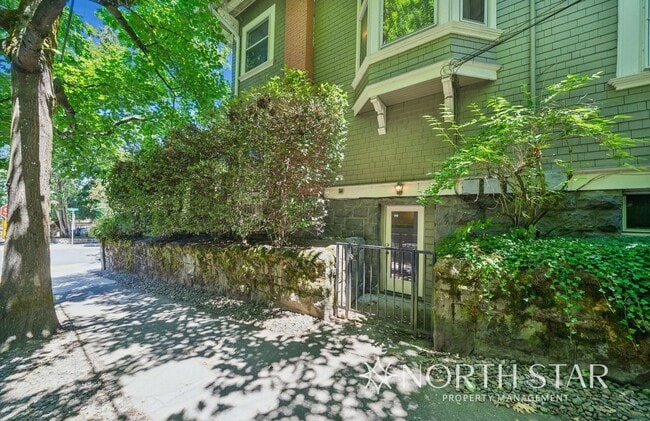 Building Photo - Spectacular NW 23rd Condominium