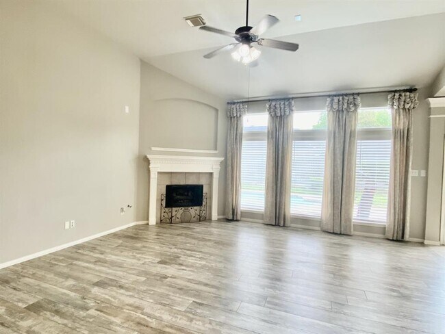Foto del edificio - 7807 Highland Glen Dr