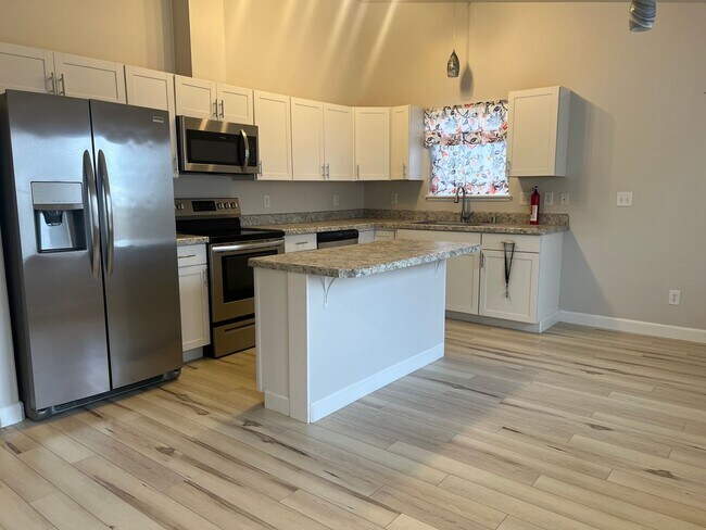 Foto del edificio - Remodeled Townhouse with Garage