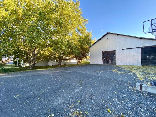 Building Photo - Country Living in West Valley