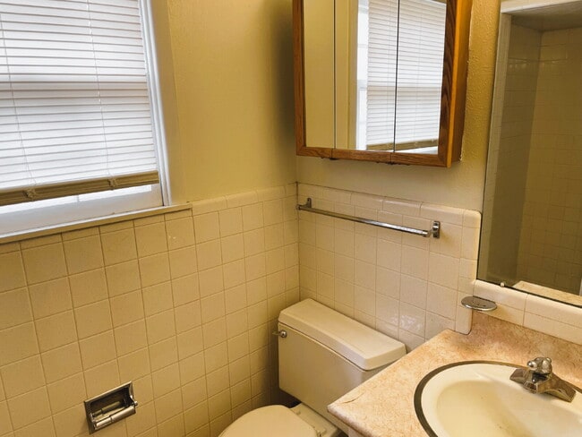 Foto del edificio - Adorable Three Bedroom Home With Sunroom Near Clapp Park!