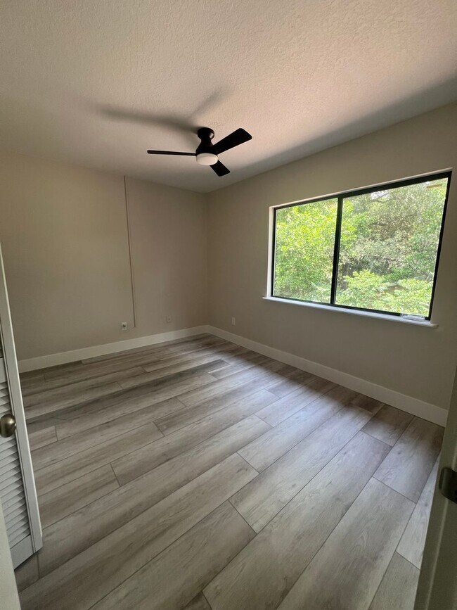 Foto del edificio - Spacious 4-Bedroom Pool Home in Desirable Winter Springs!