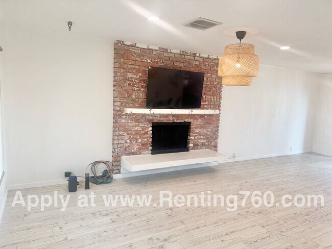 Foto del edificio - Stylish 3-Bedroom Home with Fenced Yard, S...