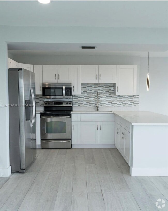 Building Photo - 4174 Inverrary Dr