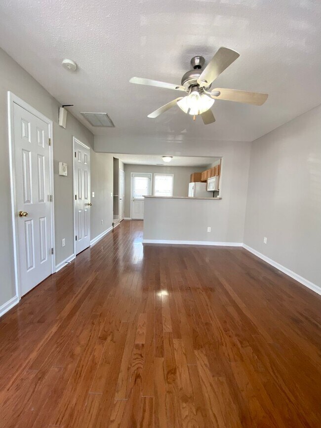 Building Photo - 2 Bedroom Townhome in Jacksonville
